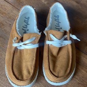 Tan Canvas Shoe